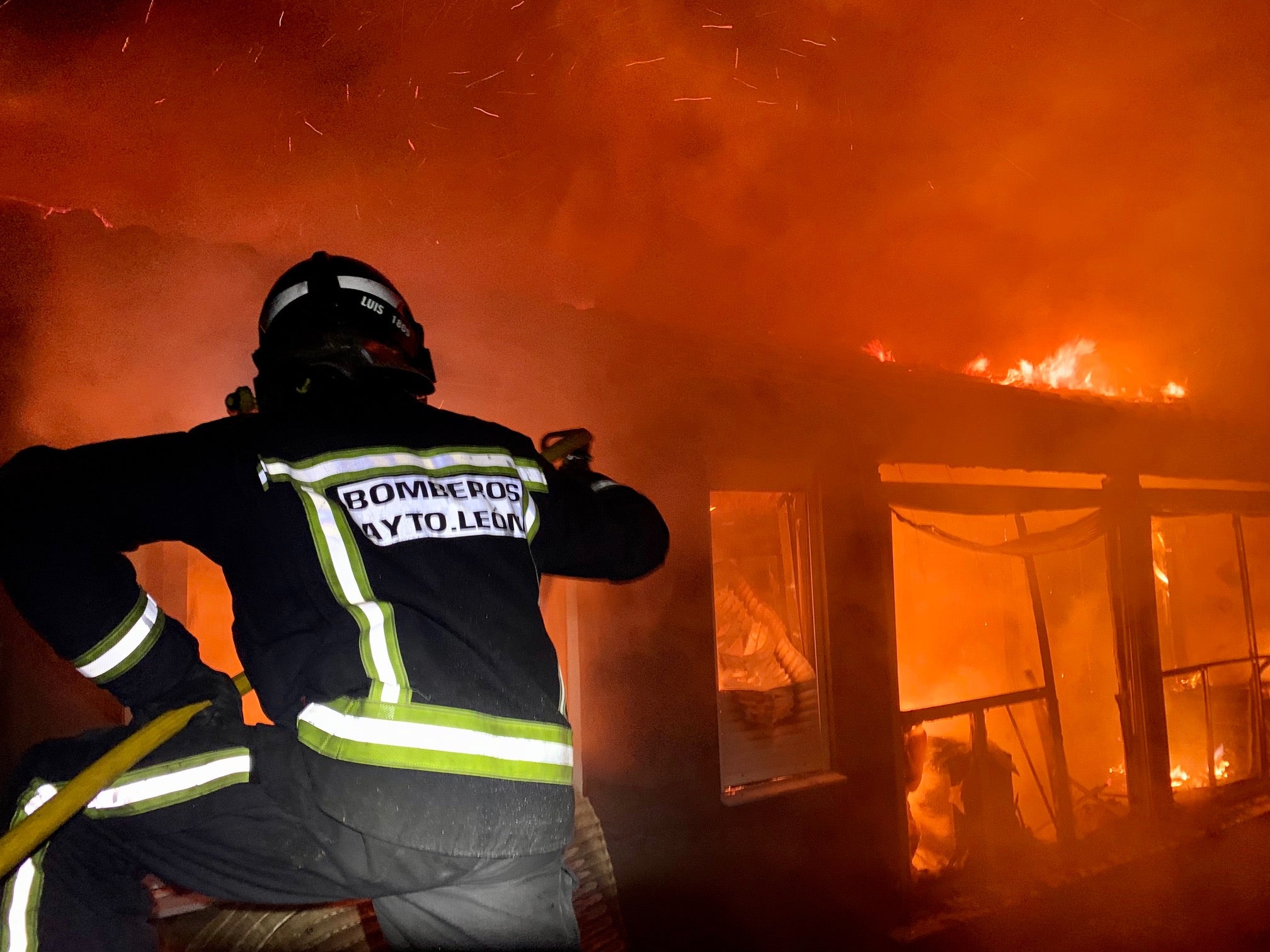 Los Bomberos de León intervienen en el incendio de una vivienda en San Román De la Vega este viernes
