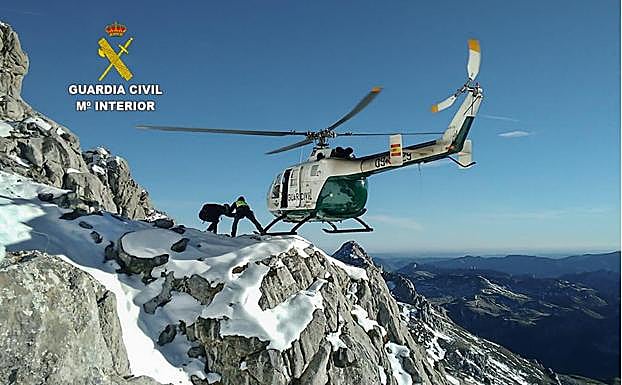 Rescatan con un helicóptero a dos alpinistas enriscados en el corredor Superman que sube al alto Alto Cubil de Can