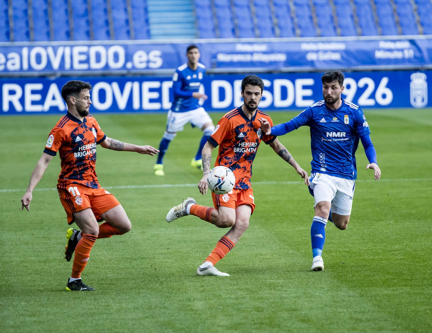 El conjunto berciano juega esta jornada en el Carlos Tartiere ante los carbayones.