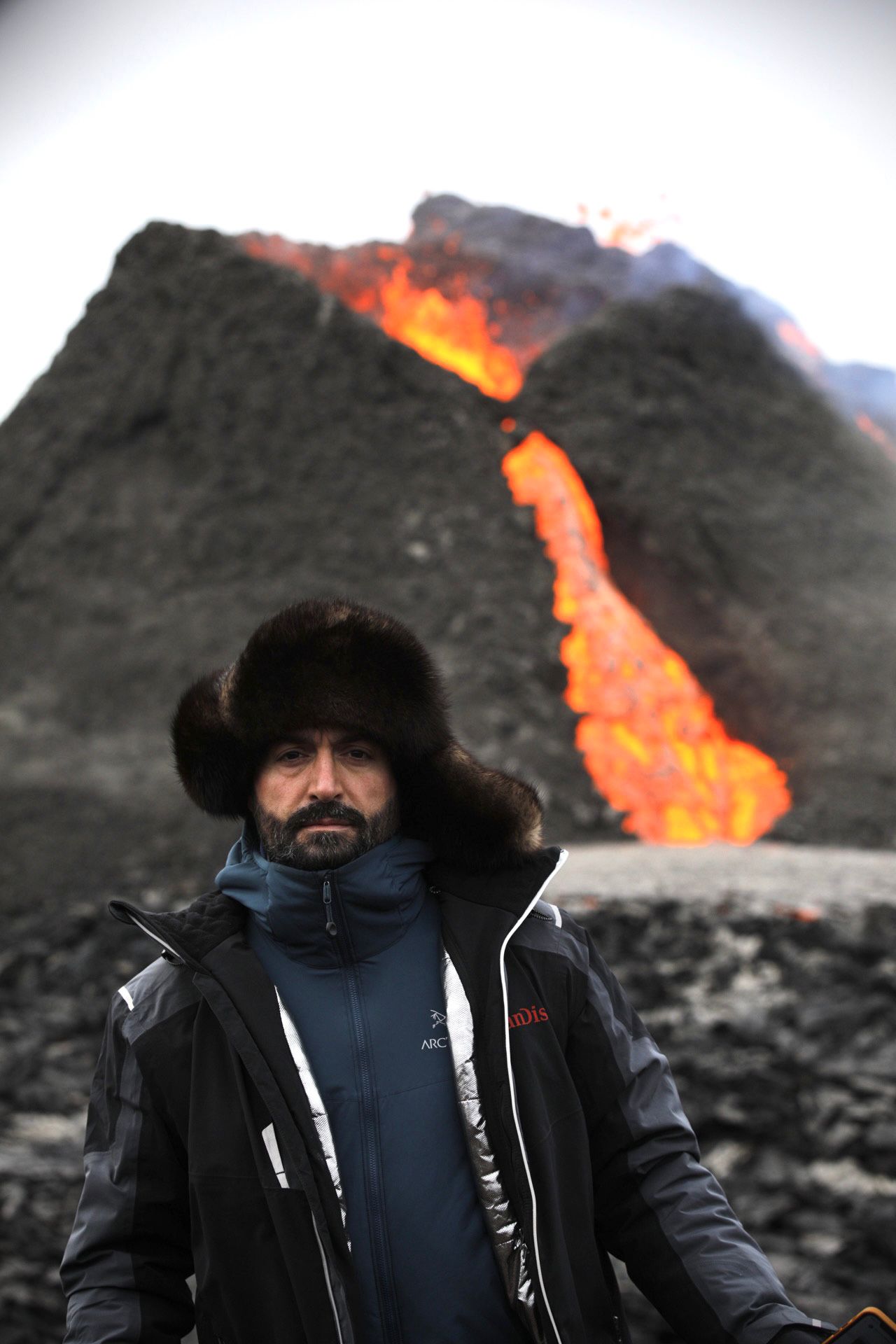 Néstor Rodán, junto al volcán. 