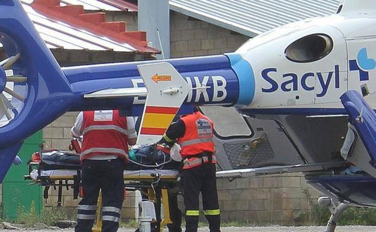 Efectivos de Emergencias atienden a uno de los mineros heridos.