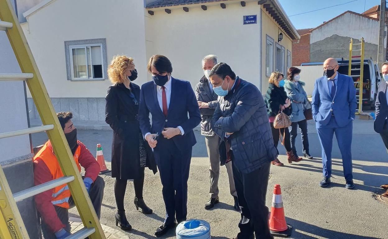 Suárez-Quiñones visita una instalación de fibra en la provincia de Ávila. 