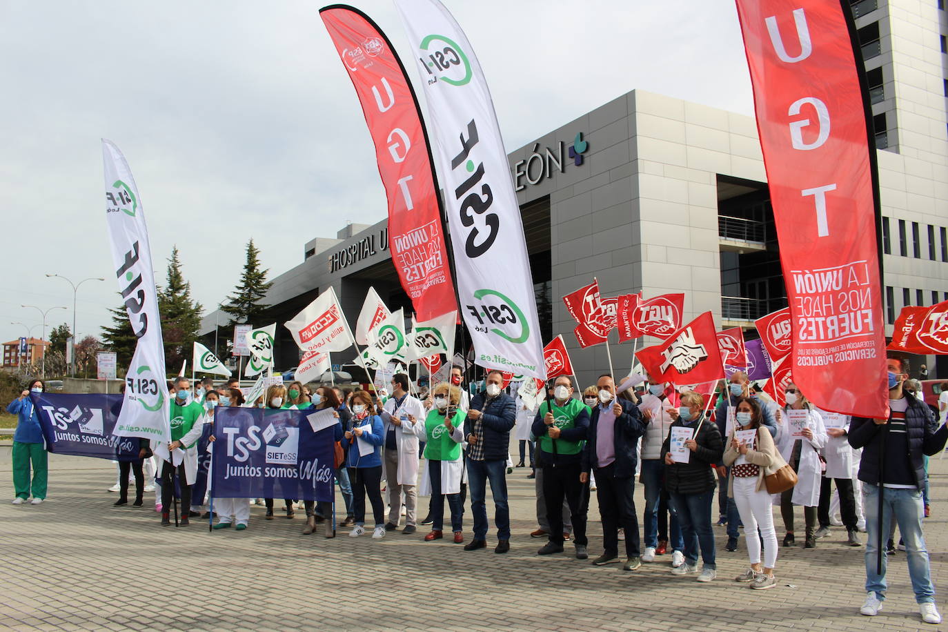 Manifestantes del sector sanitario ante el Hospital de León.