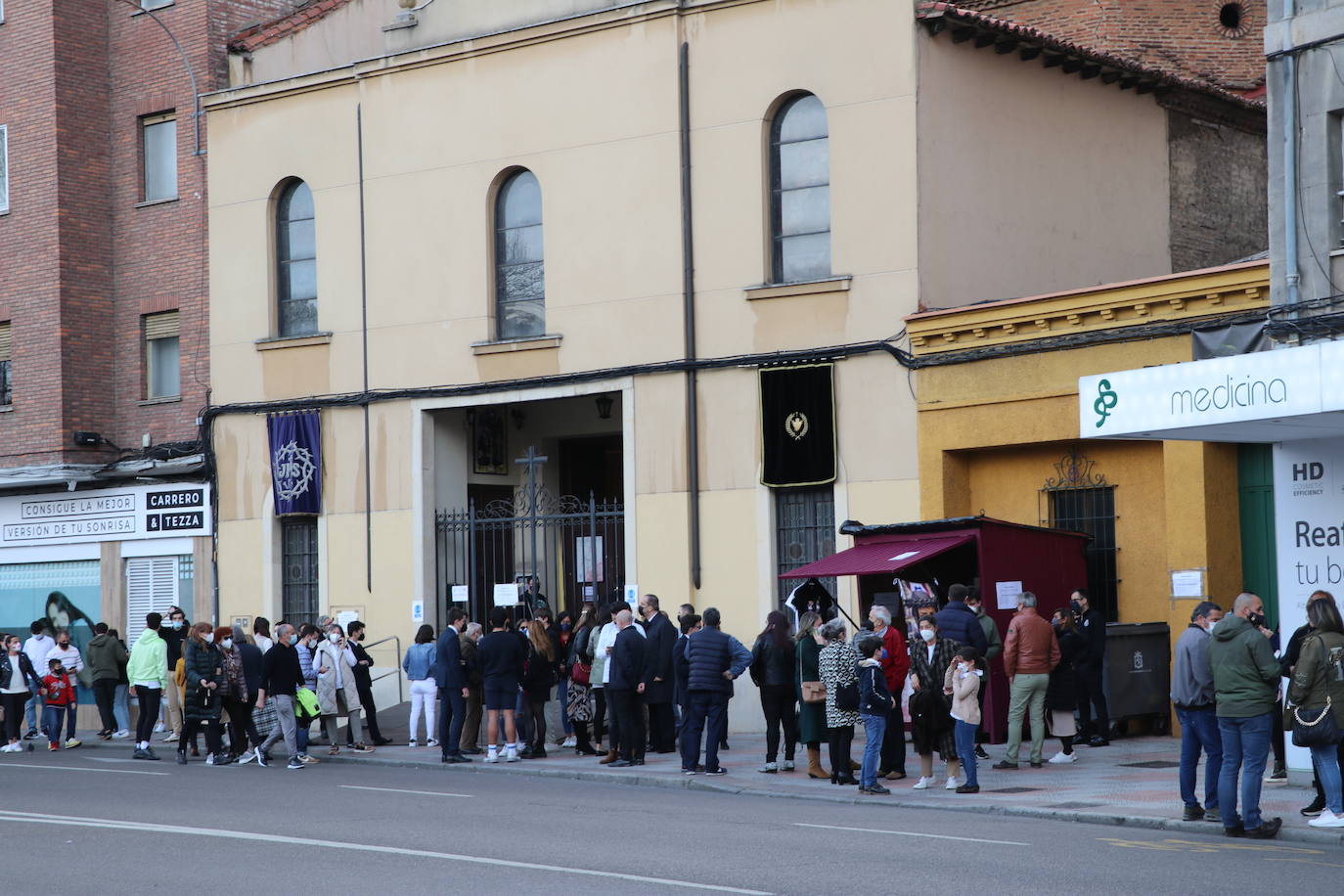 La capilla celebra de la mano de las tres centenarias de León un recuerdo a la procesión que debía salir a las calles este Lunes Santo.