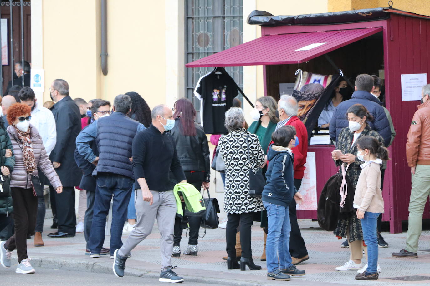 La capilla celebra de la mano de las tres centenarias de León un recuerdo a la procesión que debía salir a las calles este Lunes Santo.