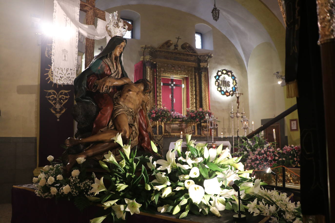 La capilla celebra de la mano de las tres centenarias de León un recuerdo a la procesión que debía salir a las calles este Lunes Santo.