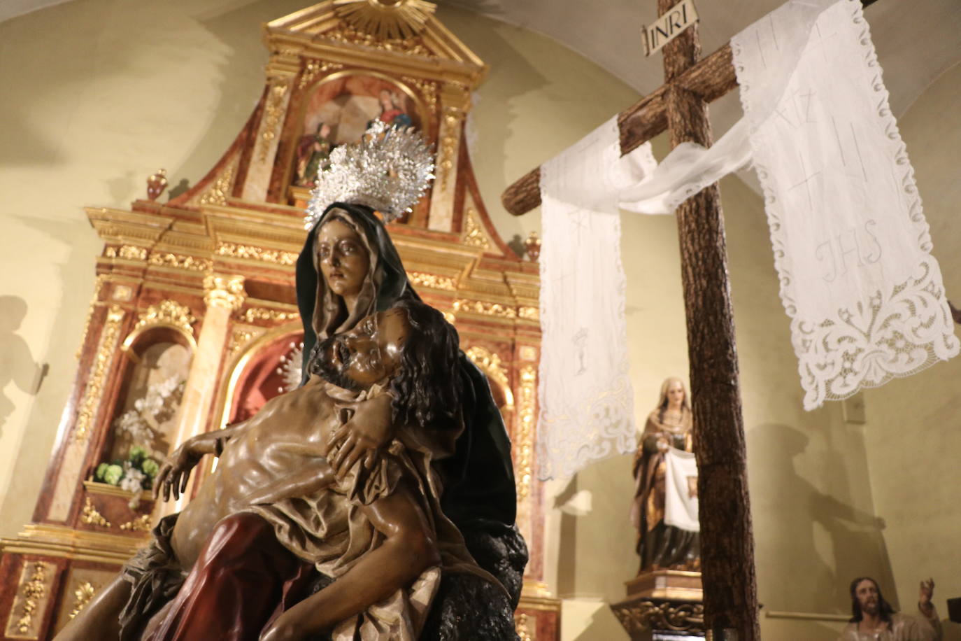 La capilla celebra de la mano de las tres centenarias de León un recuerdo a la procesión que debía salir a las calles este Lunes Santo.