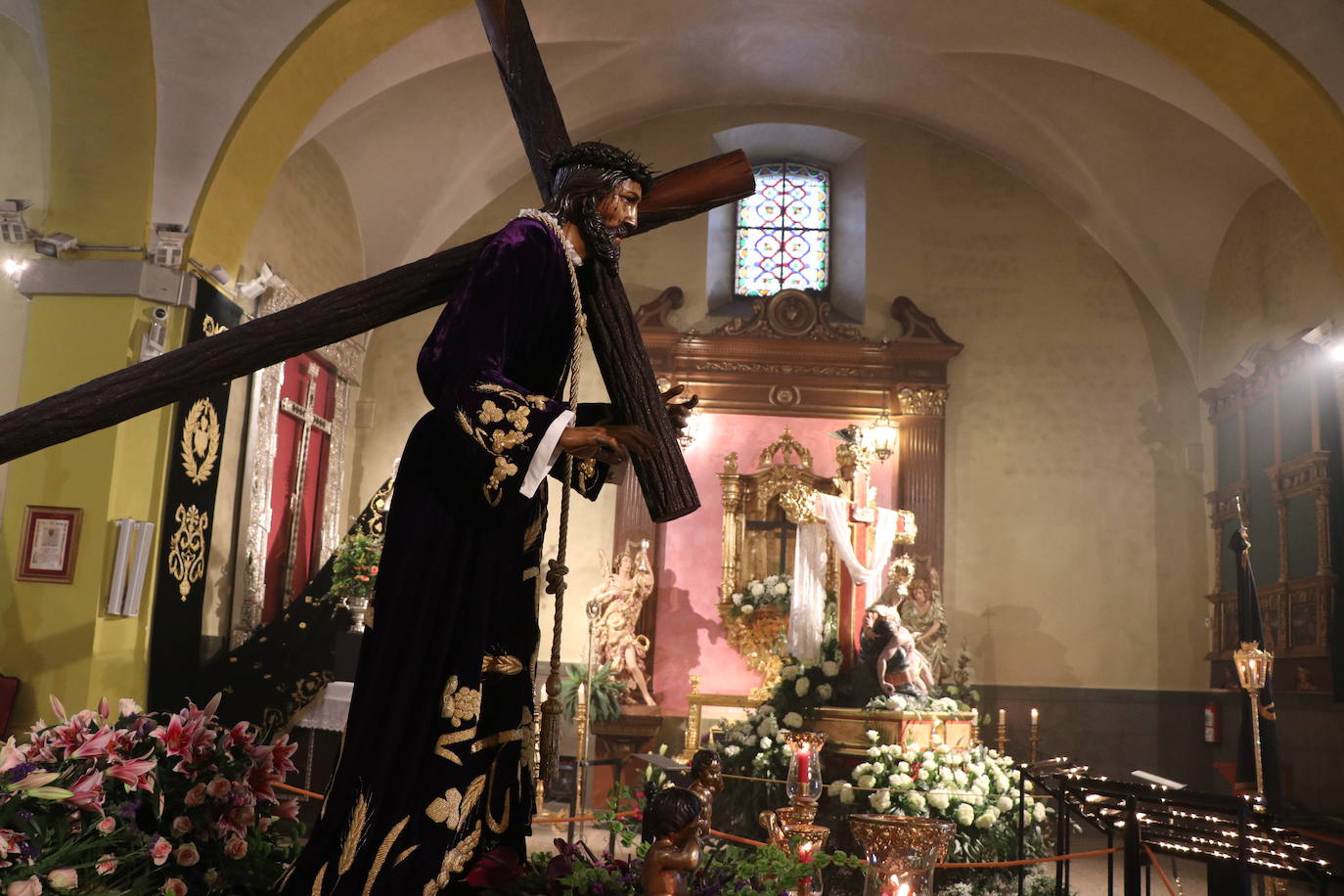 La capilla celebra de la mano de las tres centenarias de León un recuerdo a la procesión que debía salir a las calles este Lunes Santo.