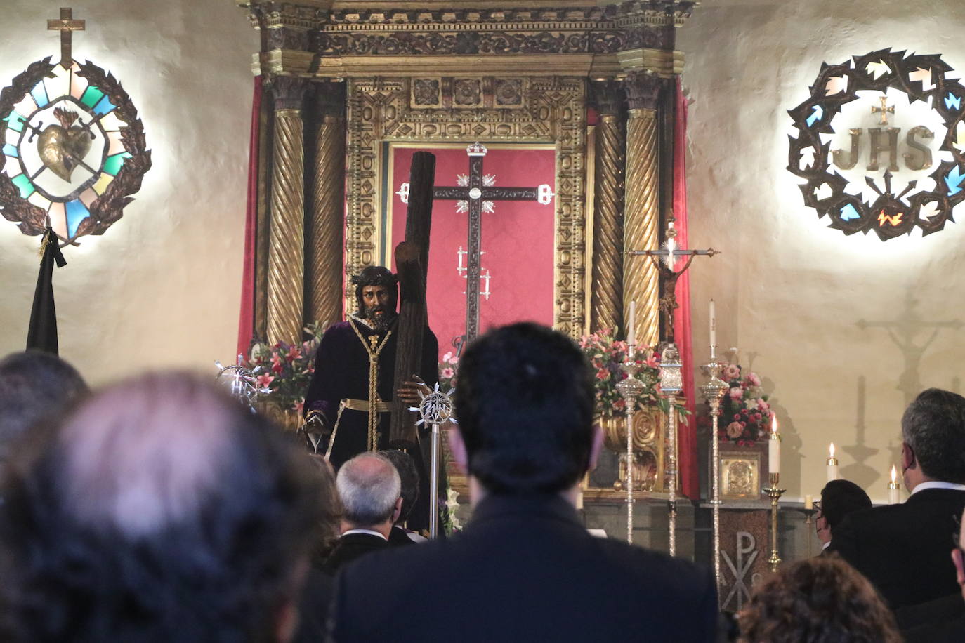 La capilla celebra de la mano de las tres centenarias de León un recuerdo a la procesión que debía salir a las calles este Lunes Santo.