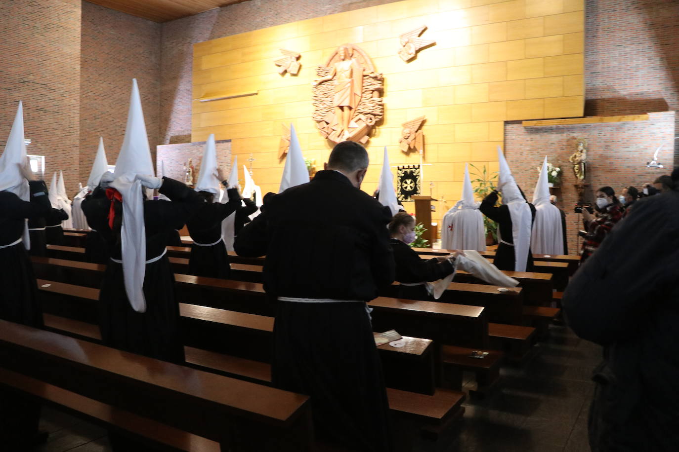 Los papones del Santo Sepulcro acuden ataviados con túnica y capillo al acto.