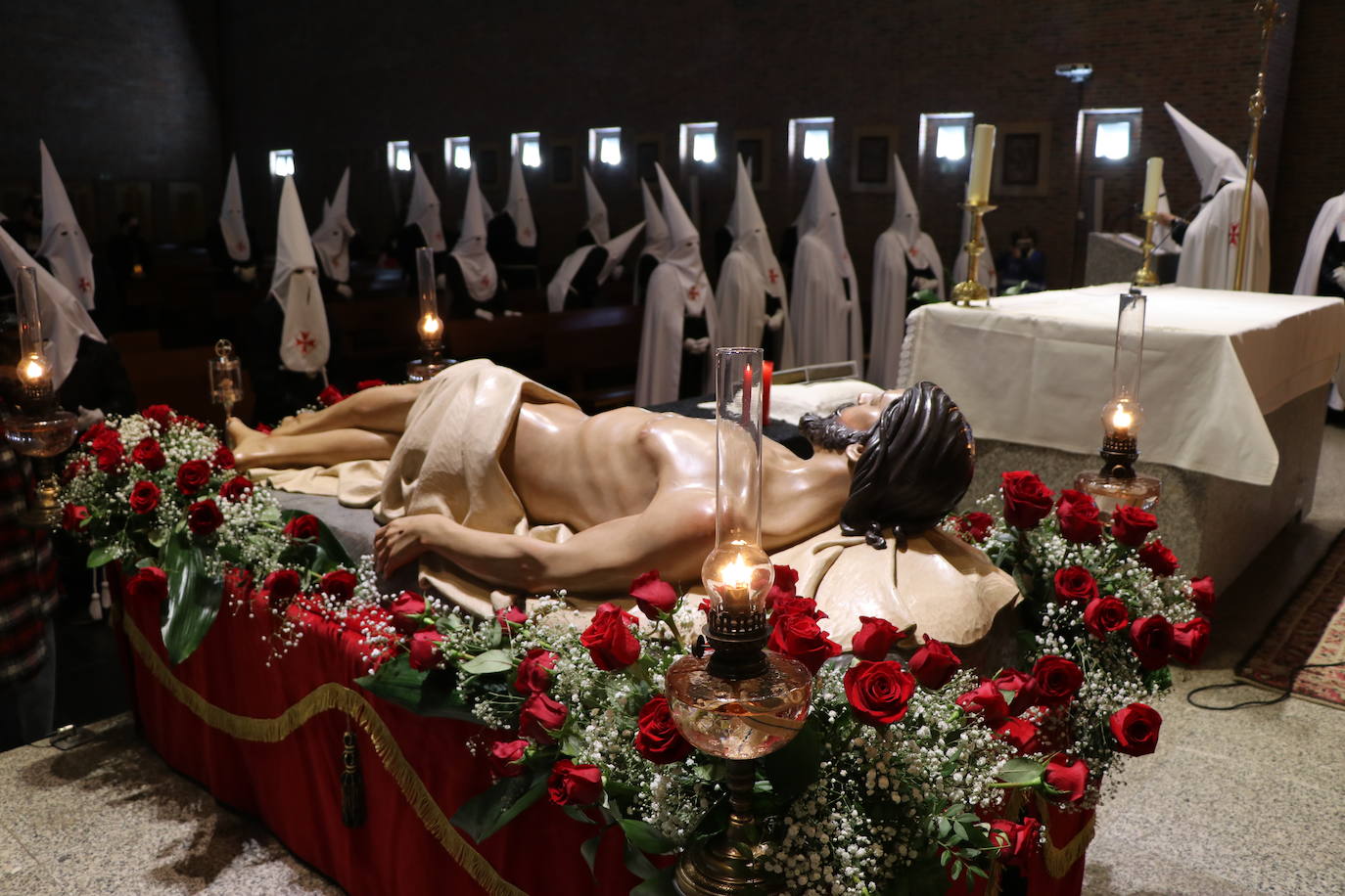 Los papones del Santo Sepulcro acuden ataviados con túnica y capillo al acto.