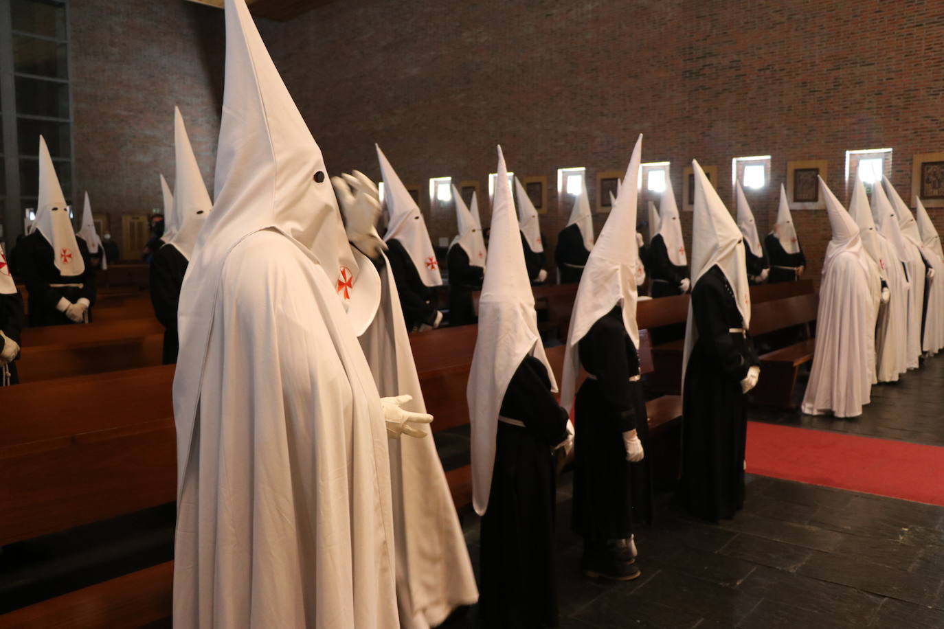 Los papones del Santo Sepulcro acuden ataviados con túnica y capillo al acto.