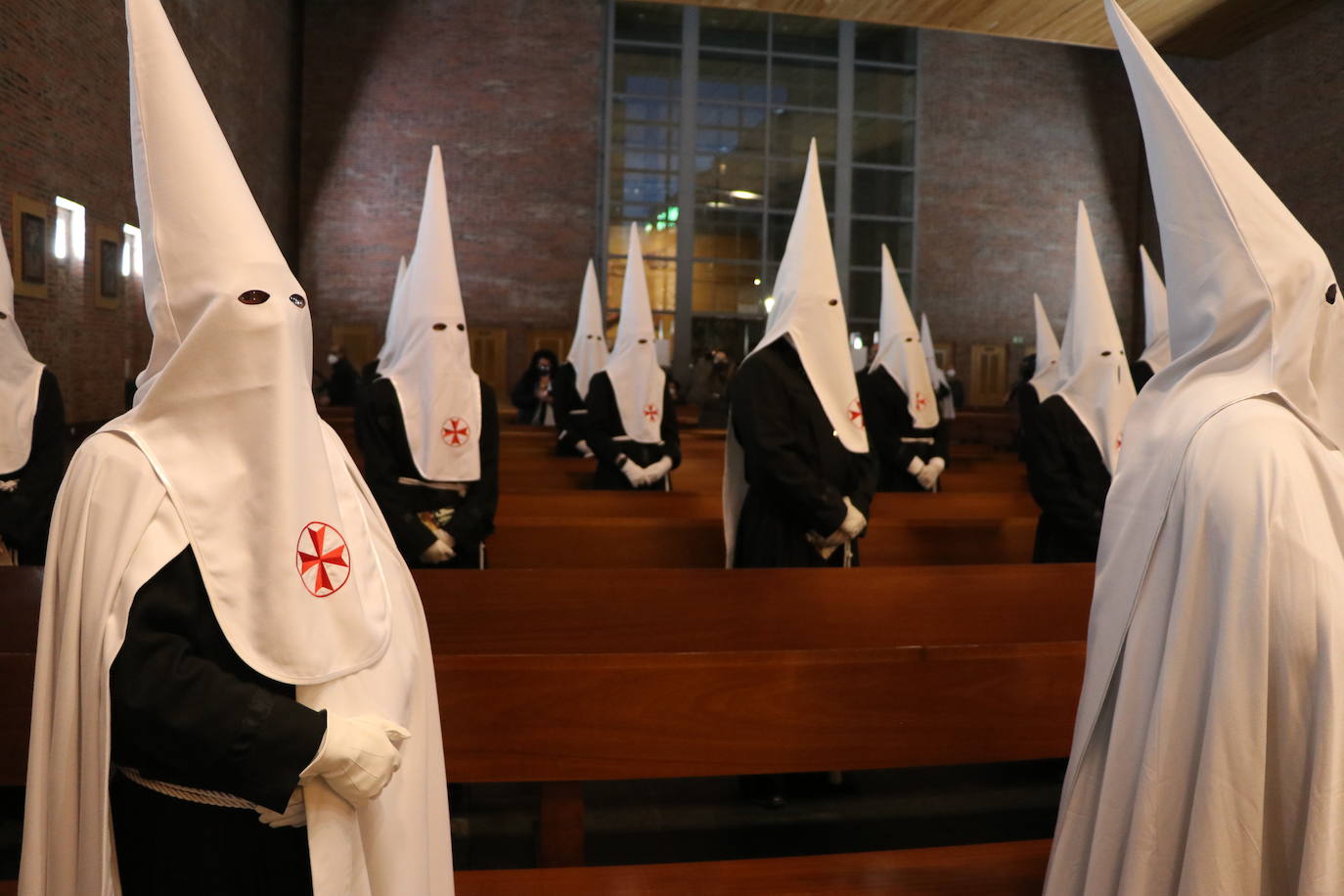 Los papones del Santo Sepulcro acuden ataviados con túnica y capillo al acto.