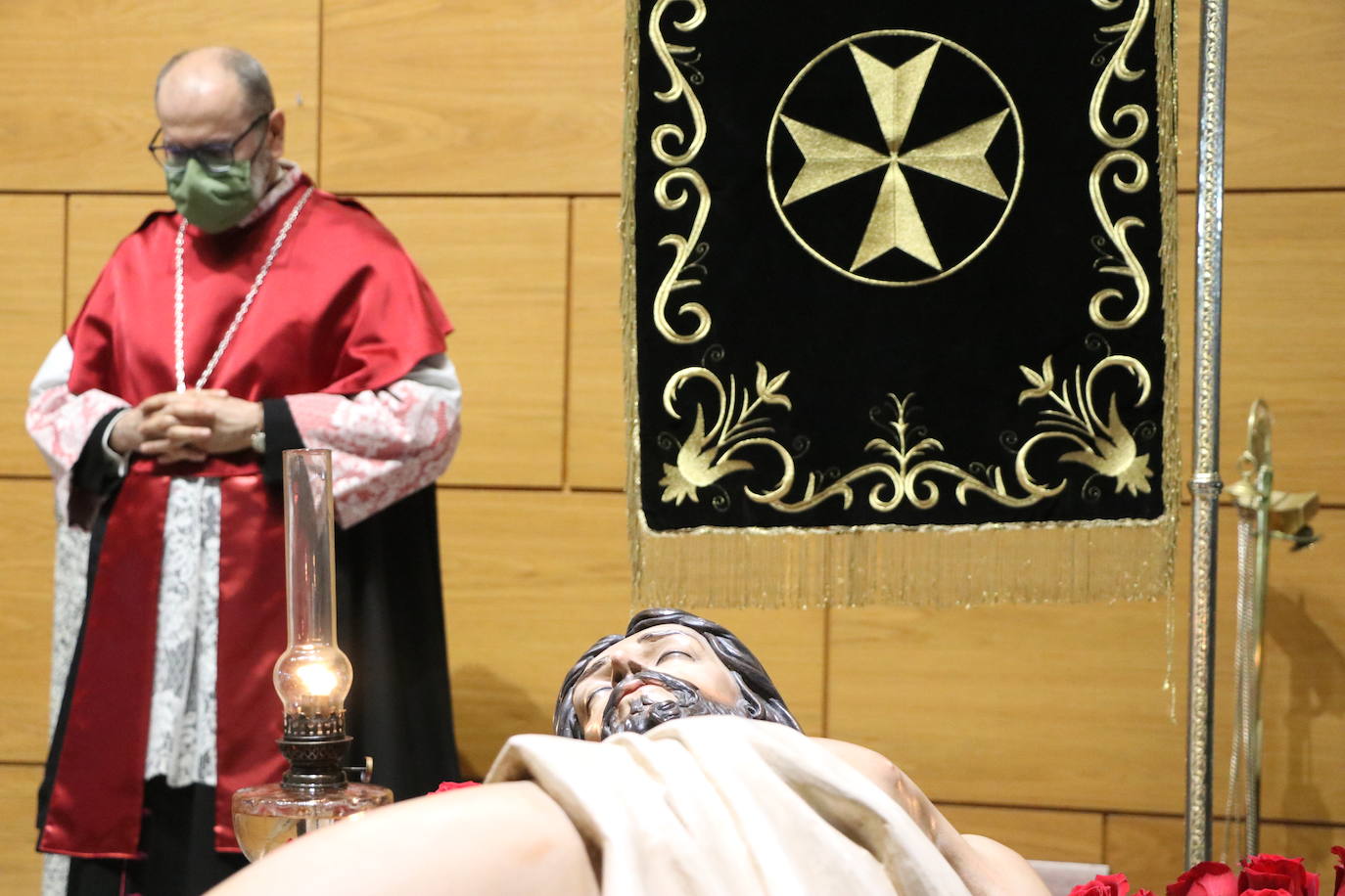 Los papones del Santo Sepulcro acuden ataviados con túnica y capillo al acto.