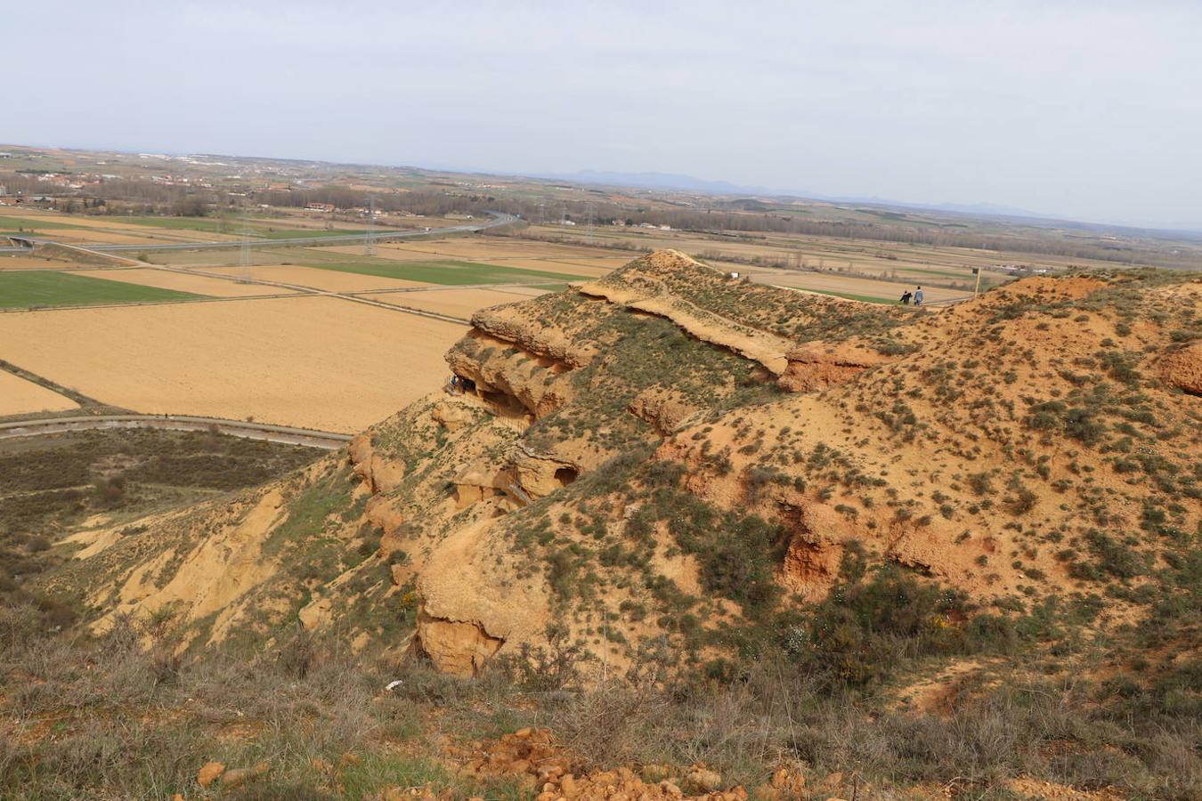 El diputado de Cultura, Arte y Patrimonio, Pablo López Presa, y la alcaldesa de Villasabariego, Esther García, en la inauguración de las Cuevas Menudas y la posterior visita a las mismas.