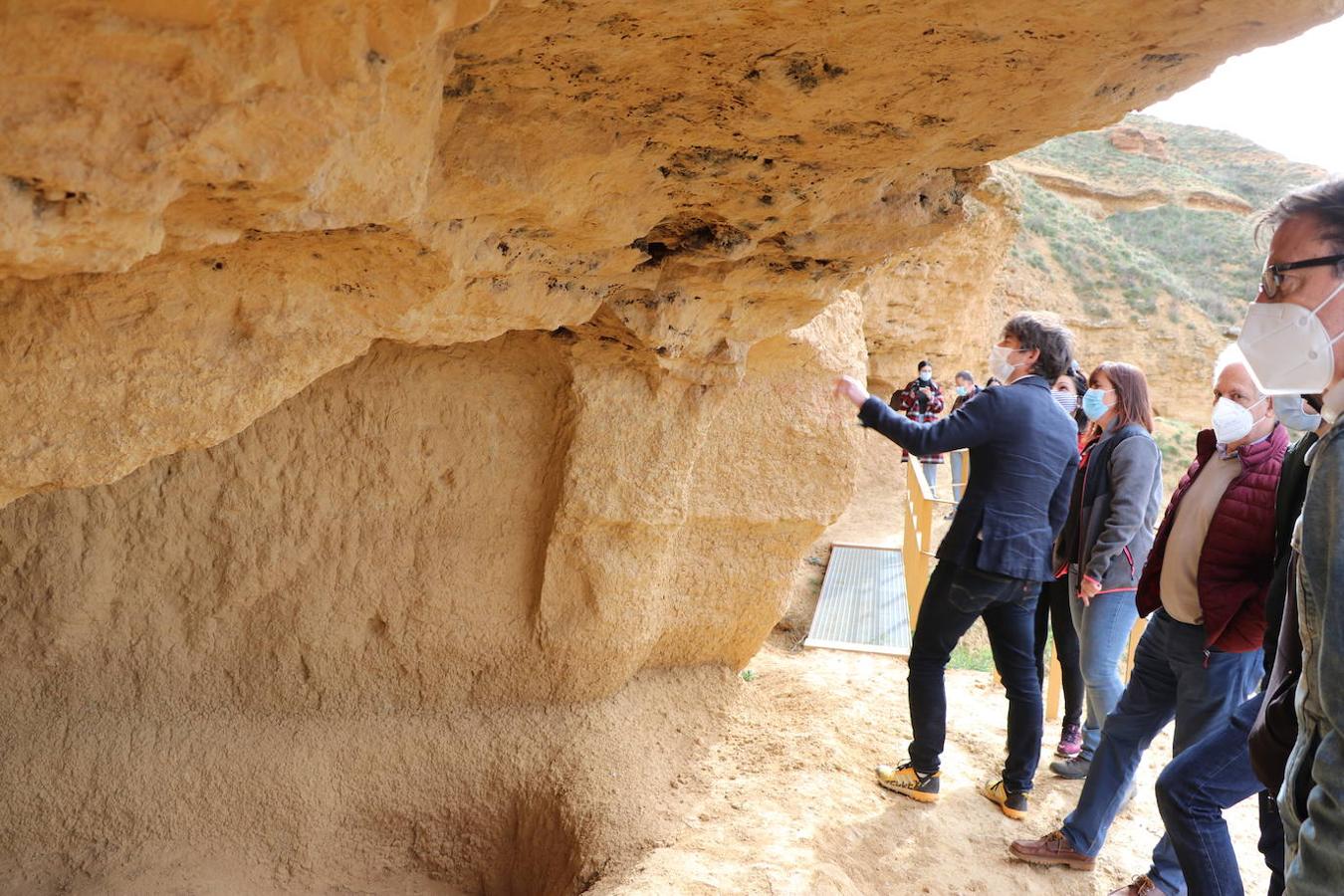 El diputado de Cultura, Arte y Patrimonio, Pablo López Presa, y la alcaldesa de Villasabariego, Esther García, en la inauguración de las Cuevas Menudas y la posterior visita a las mismas.