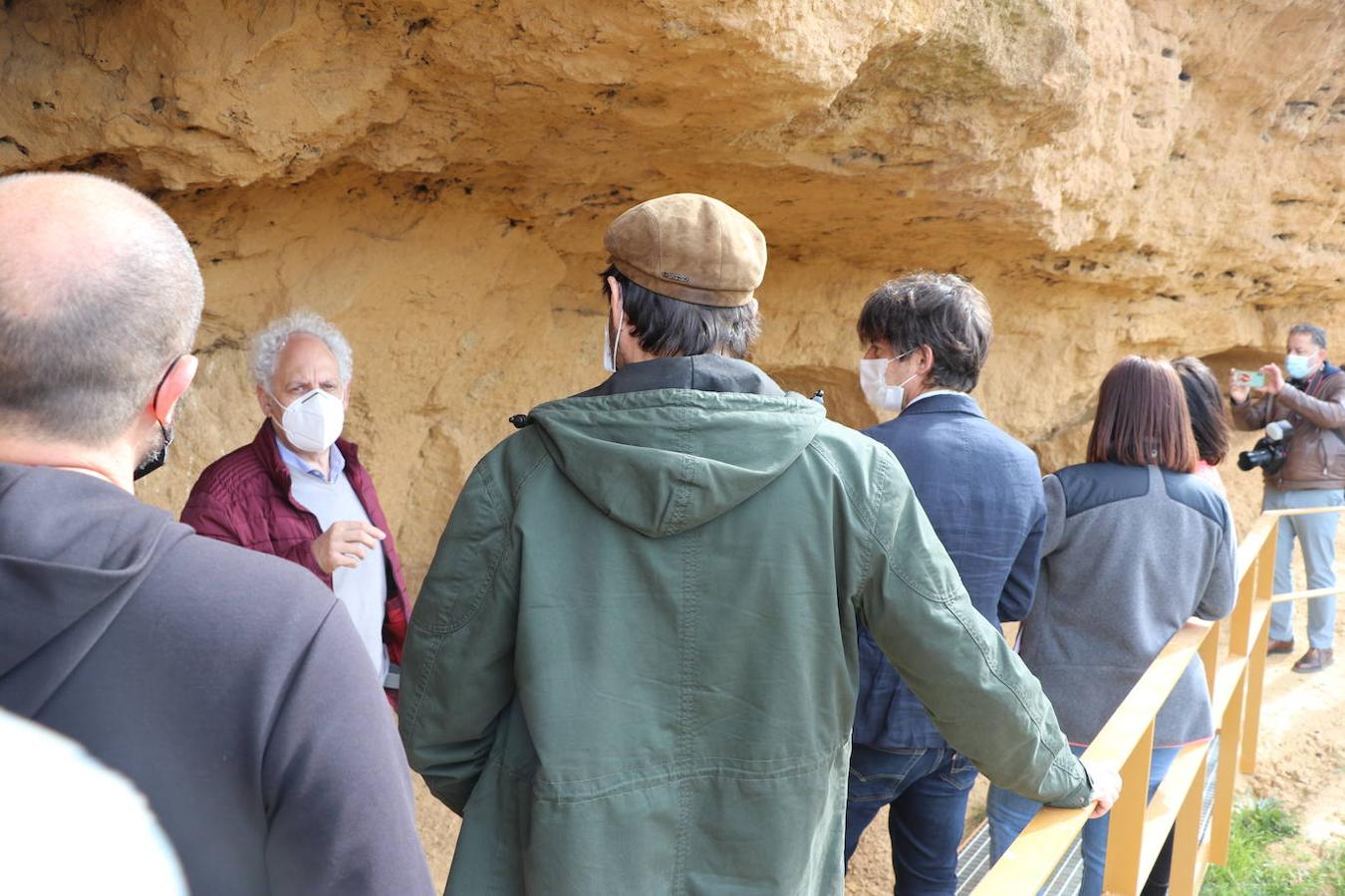 El diputado de Cultura, Arte y Patrimonio, Pablo López Presa, y la alcaldesa de Villasabariego, Esther García, en la inauguración de las Cuevas Menudas y la posterior visita a las mismas.