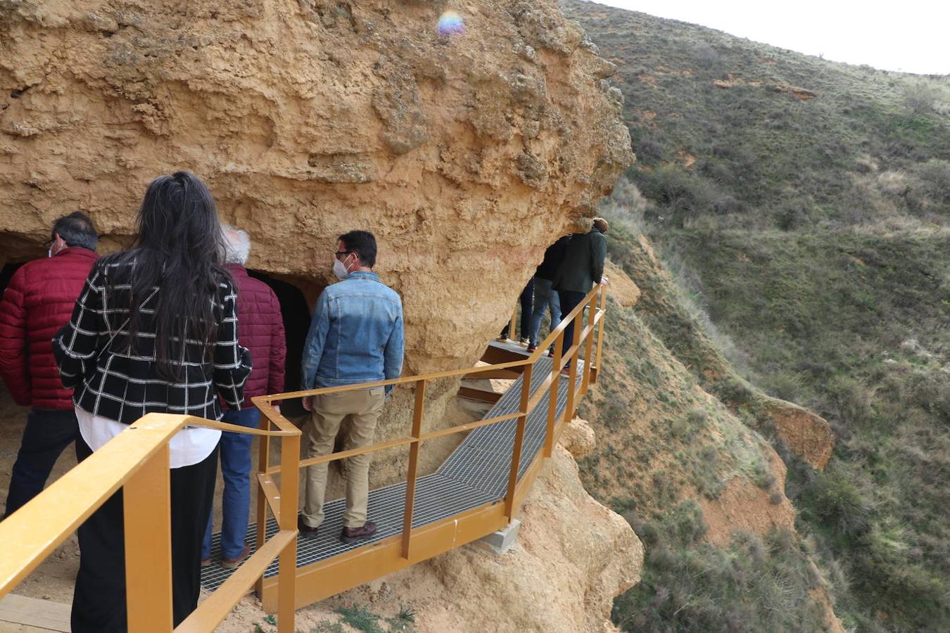 El diputado de Cultura, Arte y Patrimonio, Pablo López Presa, y la alcaldesa de Villasabariego, Esther García, en la inauguración de las Cuevas Menudas y la posterior visita a las mismas.