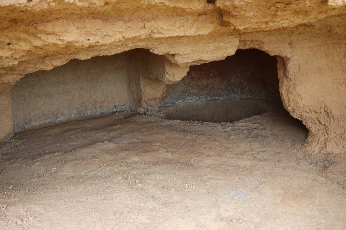 El diputado de Cultura, Arte y Patrimonio, Pablo López Presa, y la alcaldesa de Villasabariego, Esther García, en la inauguración de las Cuevas Menudas y la posterior visita a las mismas.