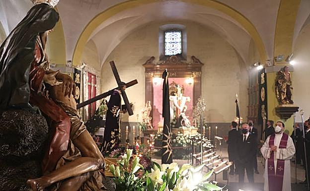 El párroco se dirige a la talla de Minerva durante el rezo de la Salve en Santa Nonia.