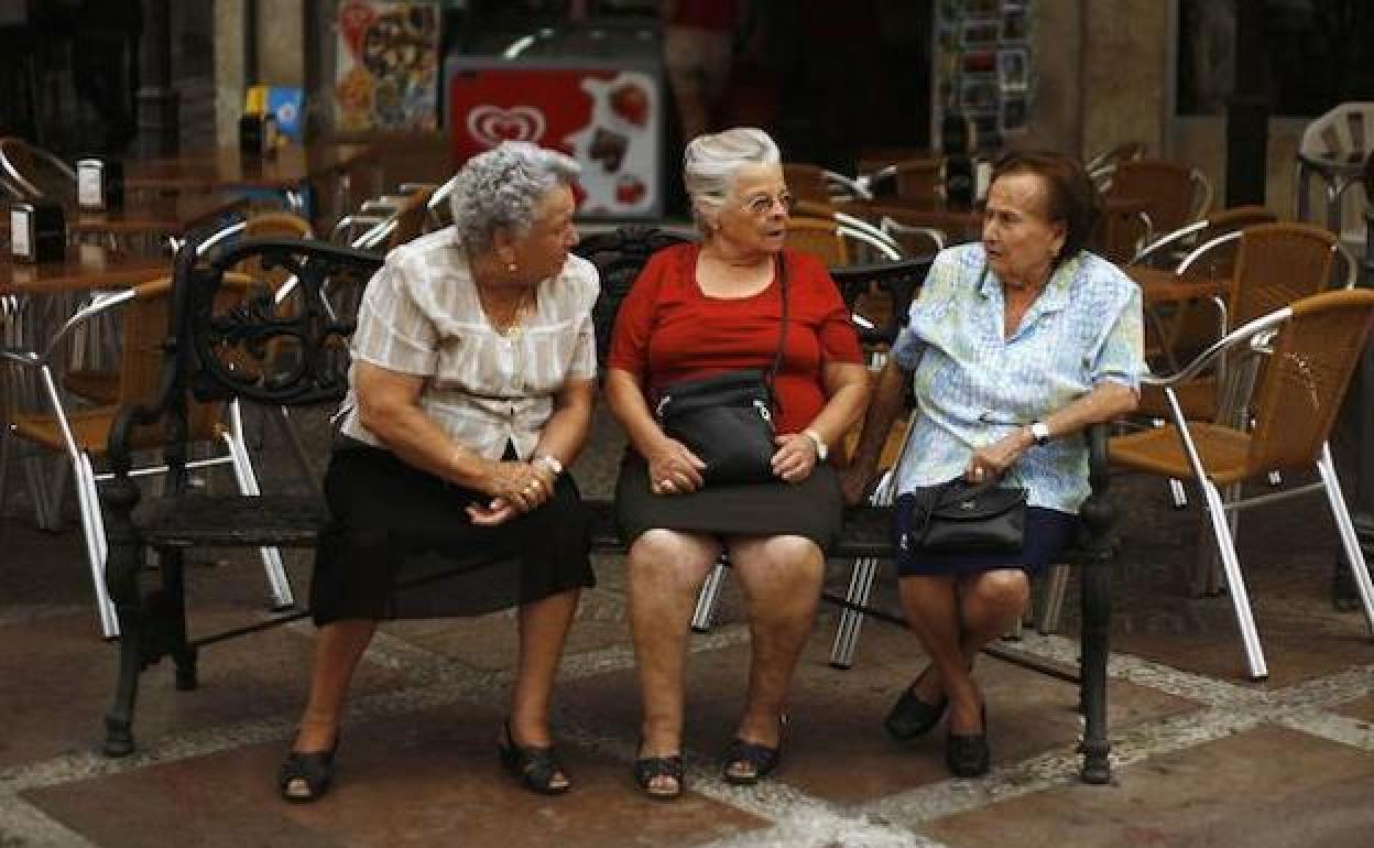 Tres pensionistas, en una imagen de archivo. 