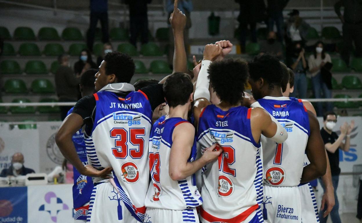 Los jugadores de Ciudad de Ponferrada celebran el último triunfo.