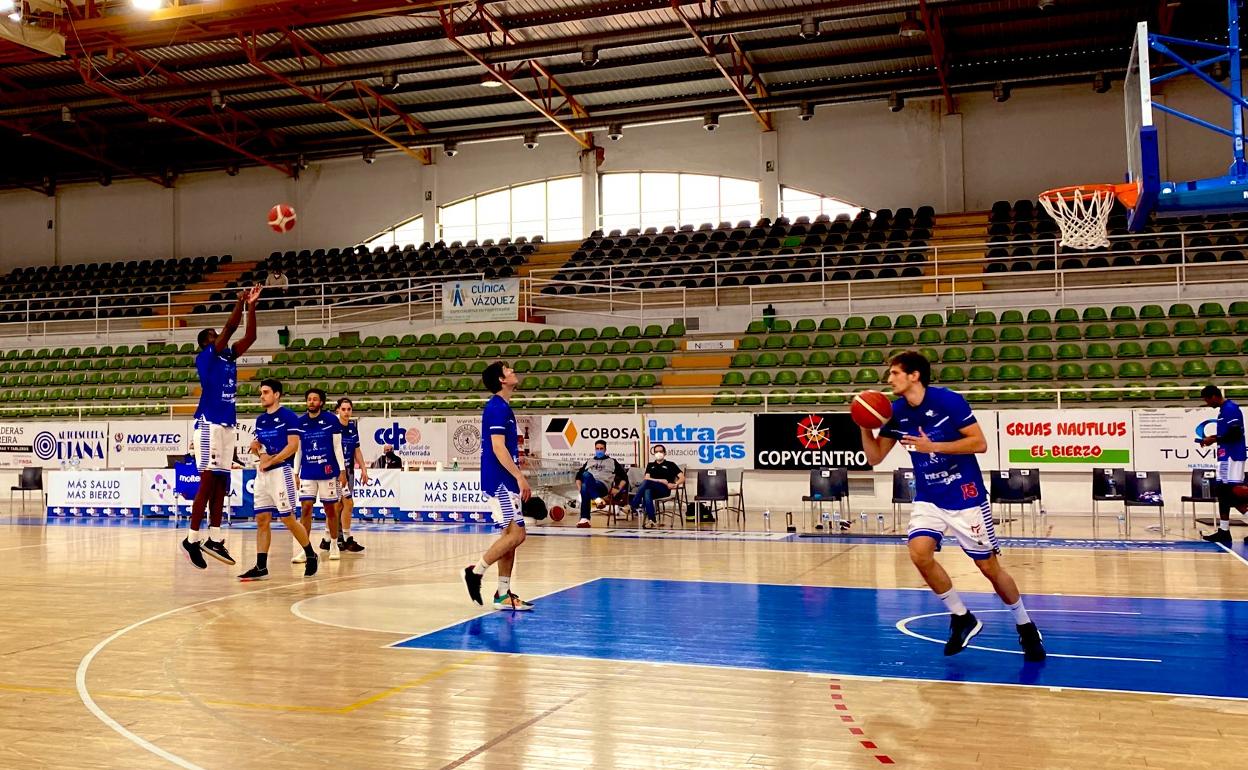 Calentamiento del Ciudad de Ponferrada previo a la disputa de este partido.