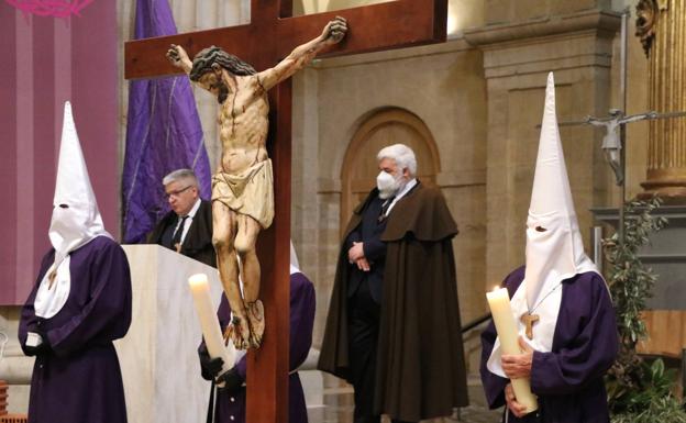 Galería. Altar mayor con el cristo esperando las estaciones.