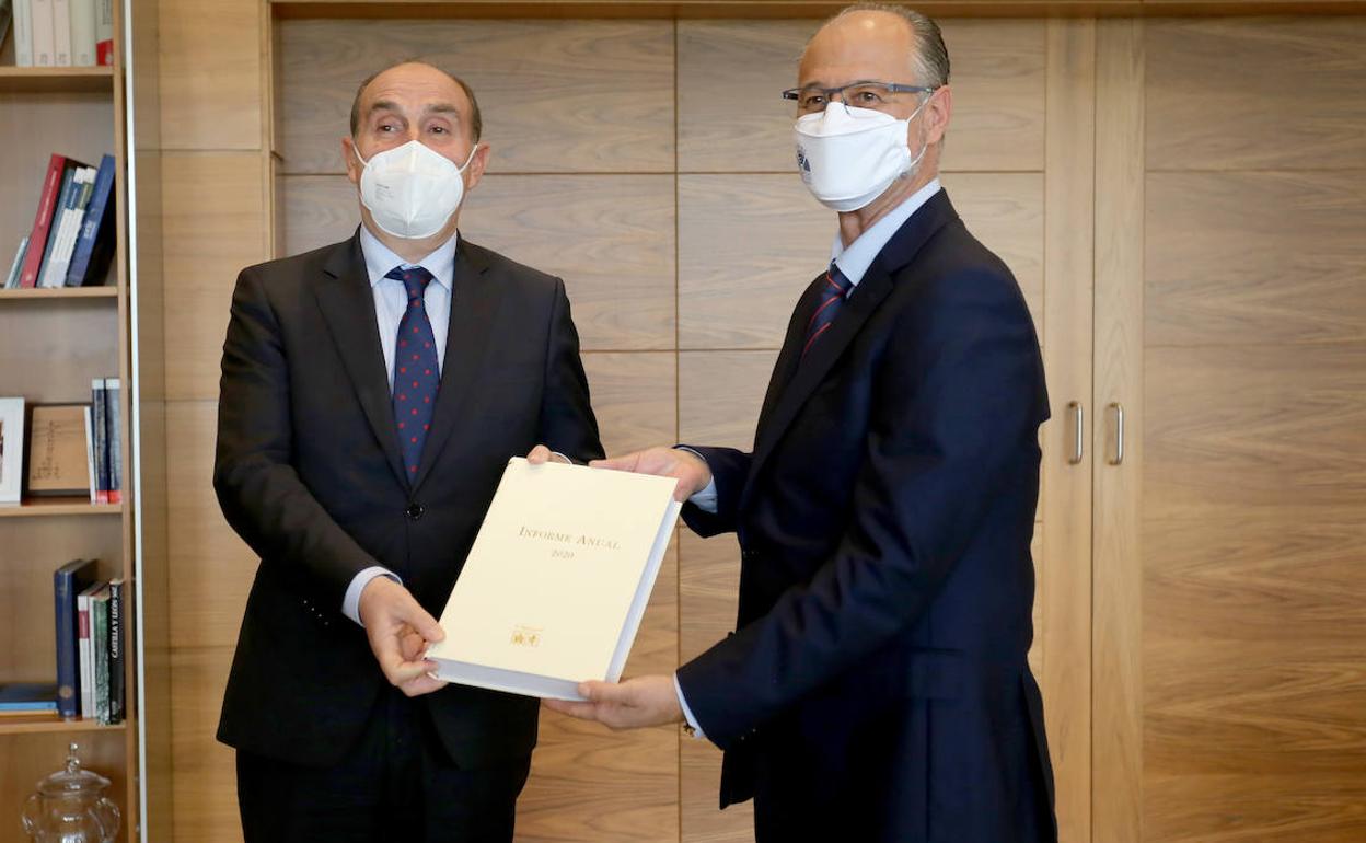 Entrega de la memoria anual del Procurador del Común, Tomás Quintana, al presidente de las Cortes, Luis Fuentes.