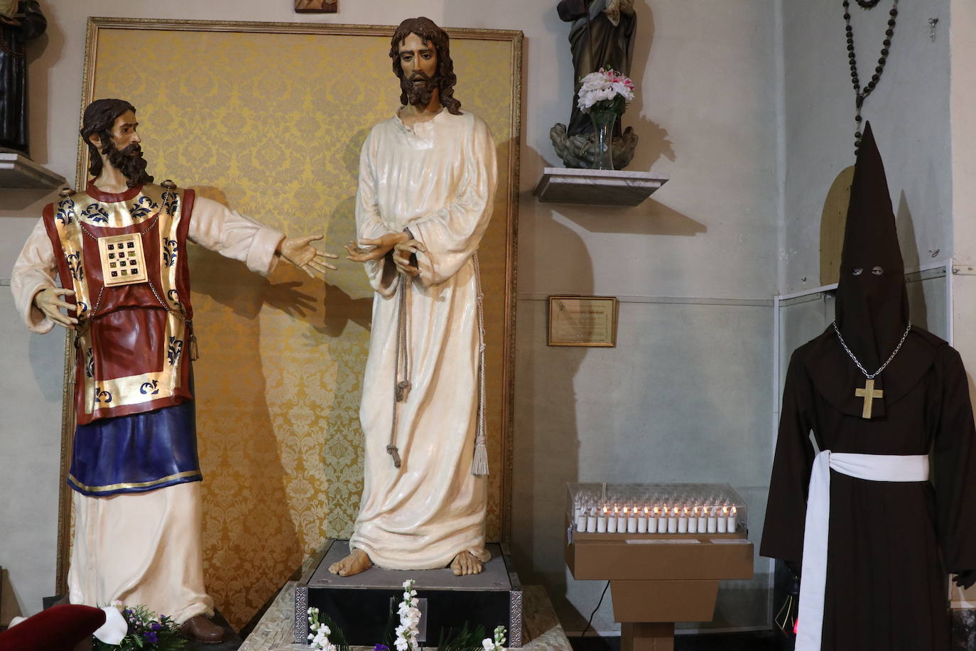 La Cofradía realiza una exposición en la iglesia con todas sus tallas.