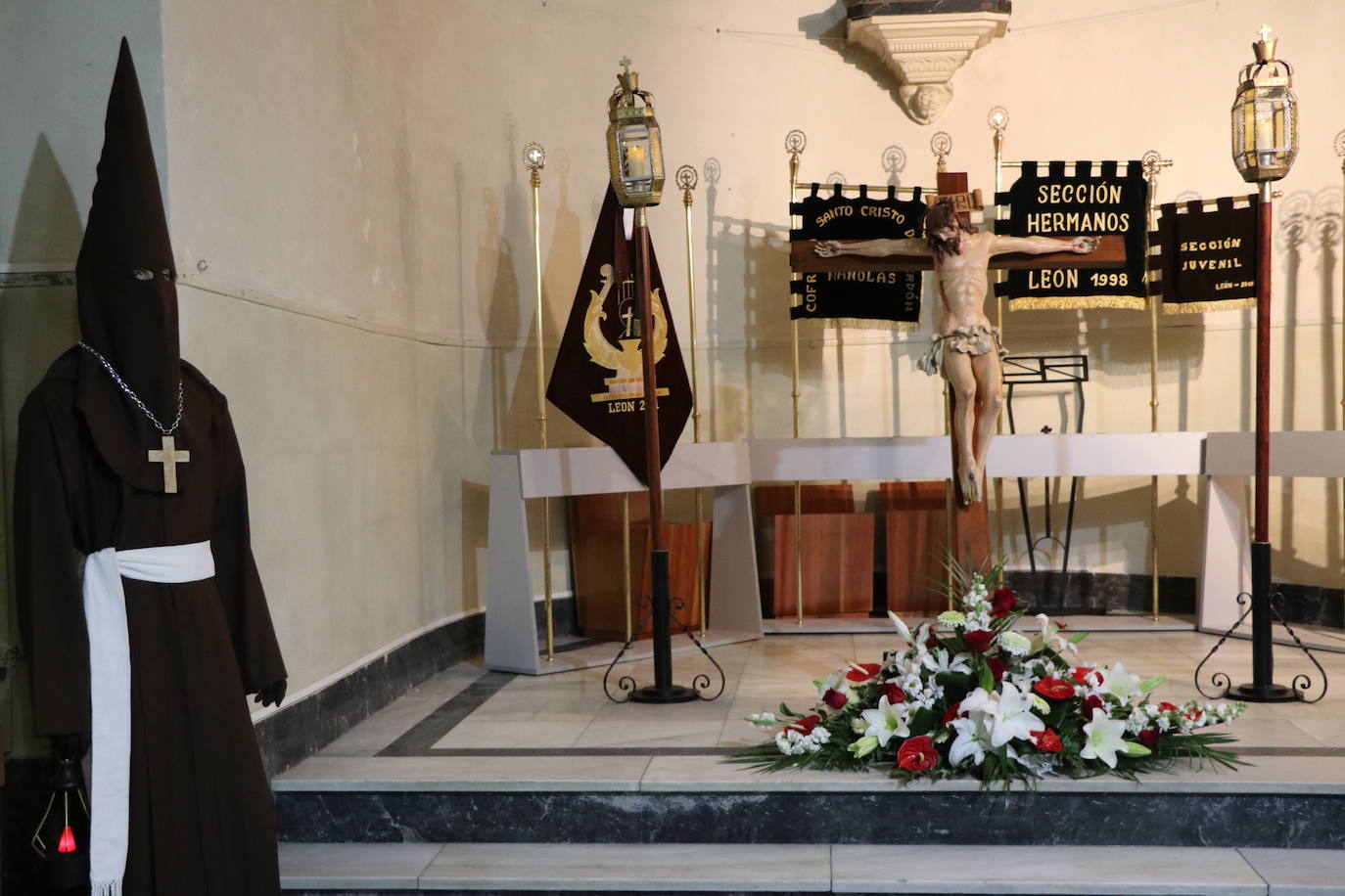 La Cofradía realiza una exposición en la iglesia con todas sus tallas.