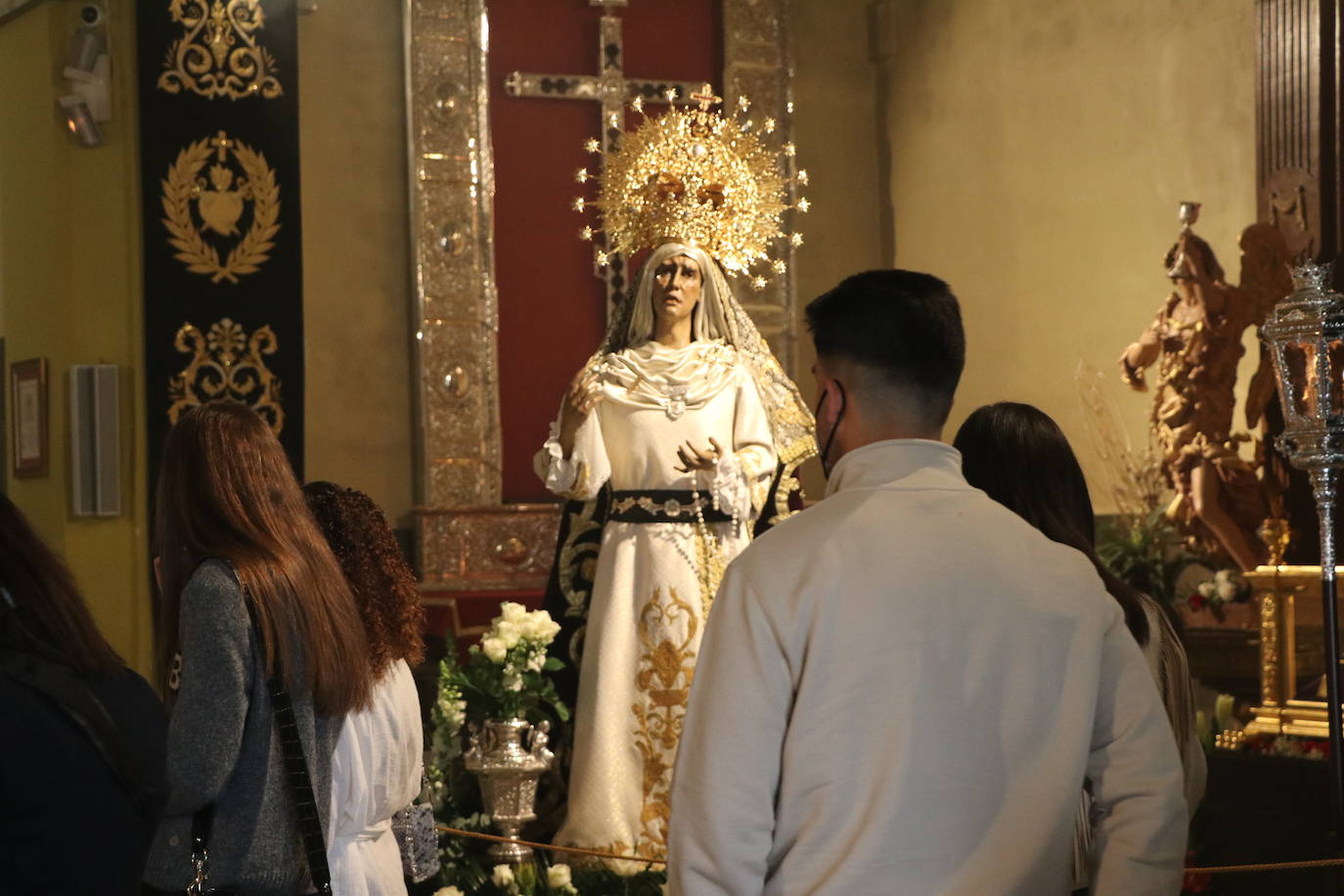 La capilla acoge una pequeña exposición con las tallas que deberían procesionar este Martes Santo.