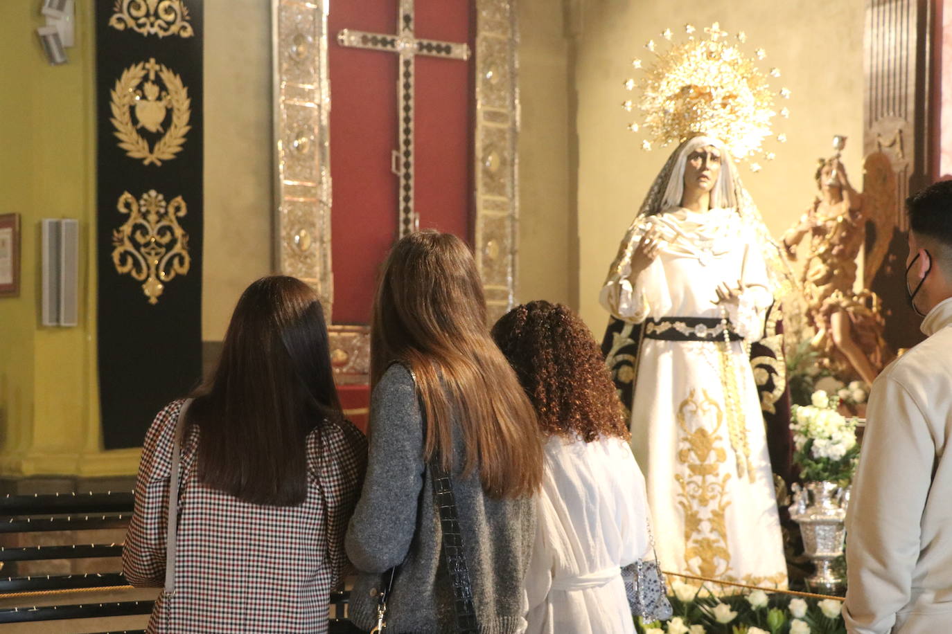 La capilla acoge una pequeña exposición con las tallas que deberían procesionar este Martes Santo.