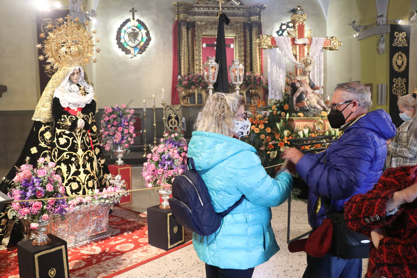 La capilla acoge una pequeña exposición con las tallas que deberían procesionar este Martes Santo.