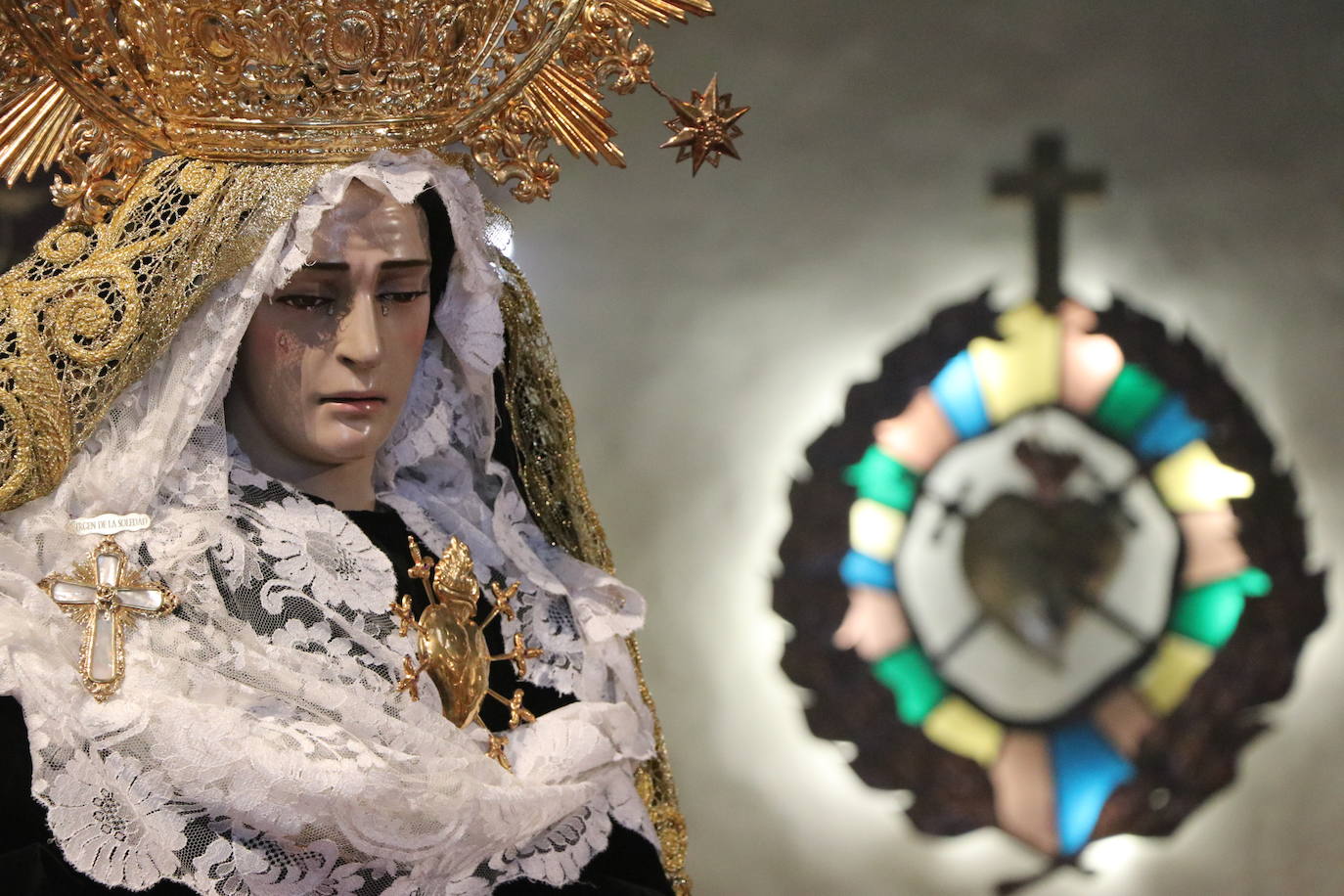 La capilla acoge una pequeña exposición con las tallas que deberían procesionar este Martes Santo.