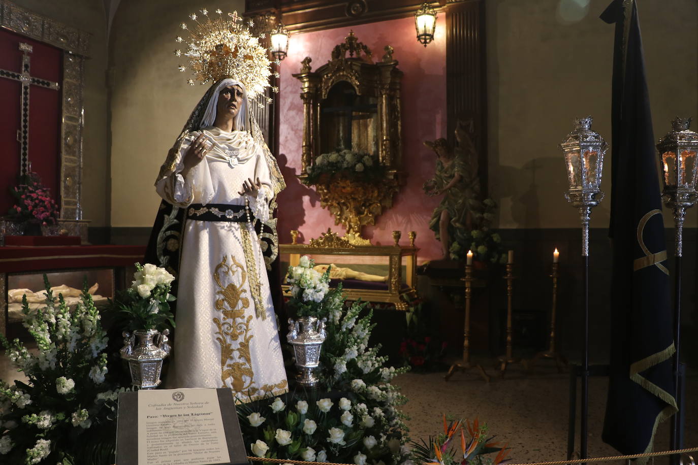 La capilla acoge una pequeña exposición con las tallas que deberían procesionar este Martes Santo.