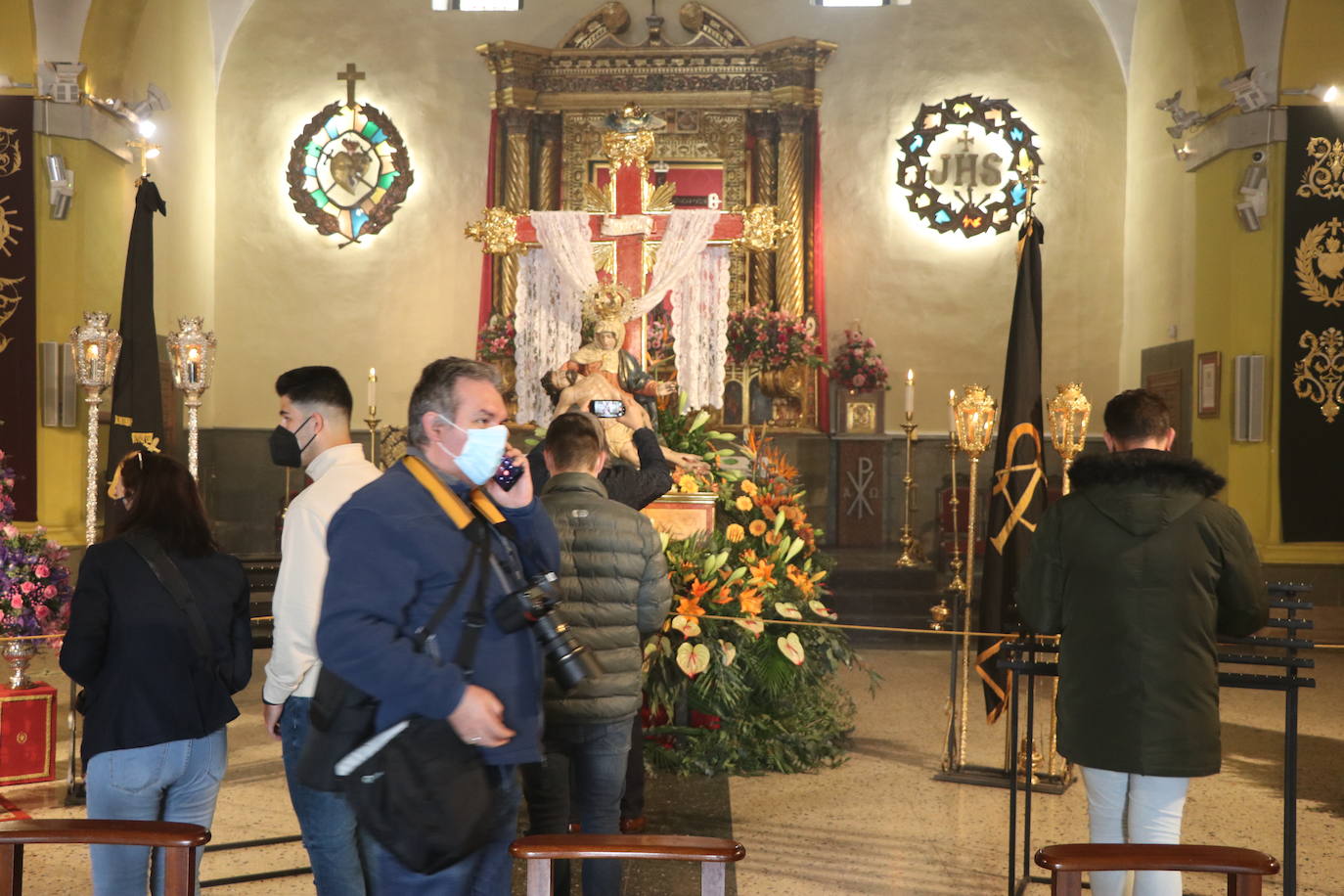 La capilla acoge una pequeña exposición con las tallas que deberían procesionar este Martes Santo.