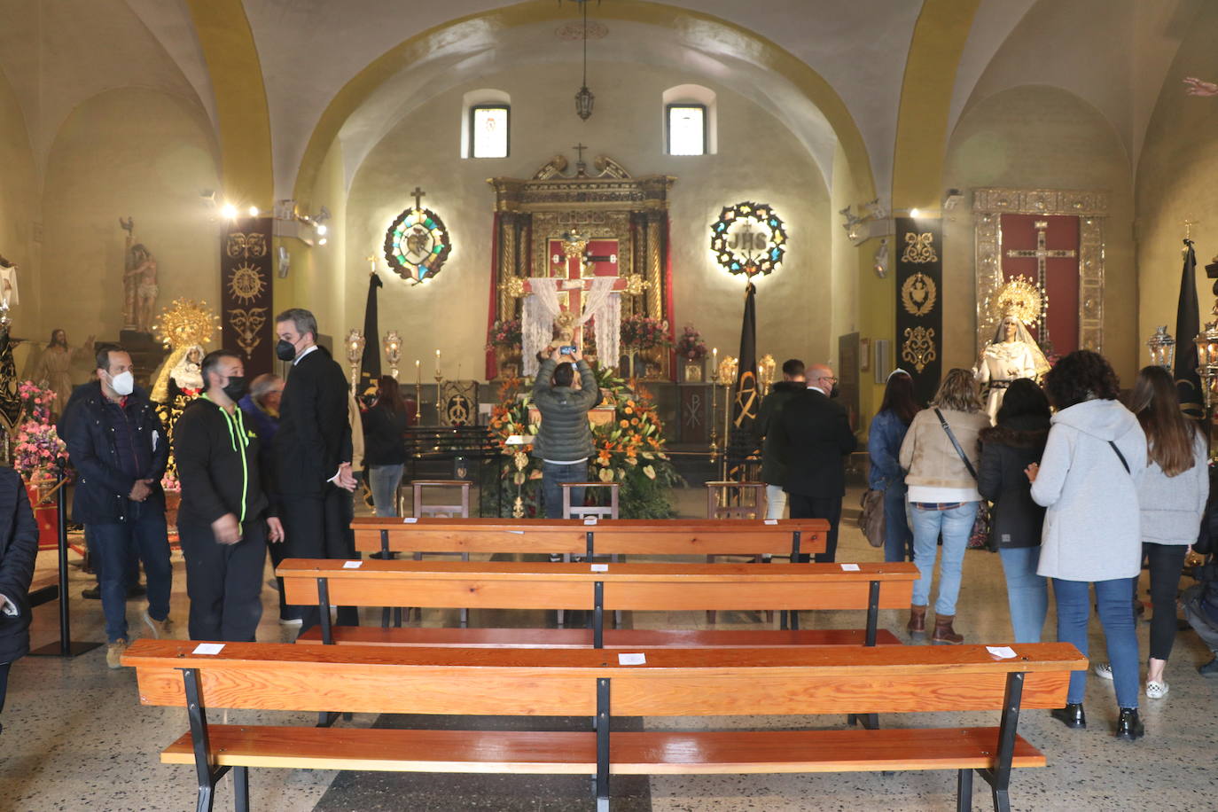 La capilla acoge una pequeña exposición con las tallas que deberían procesionar este Martes Santo.