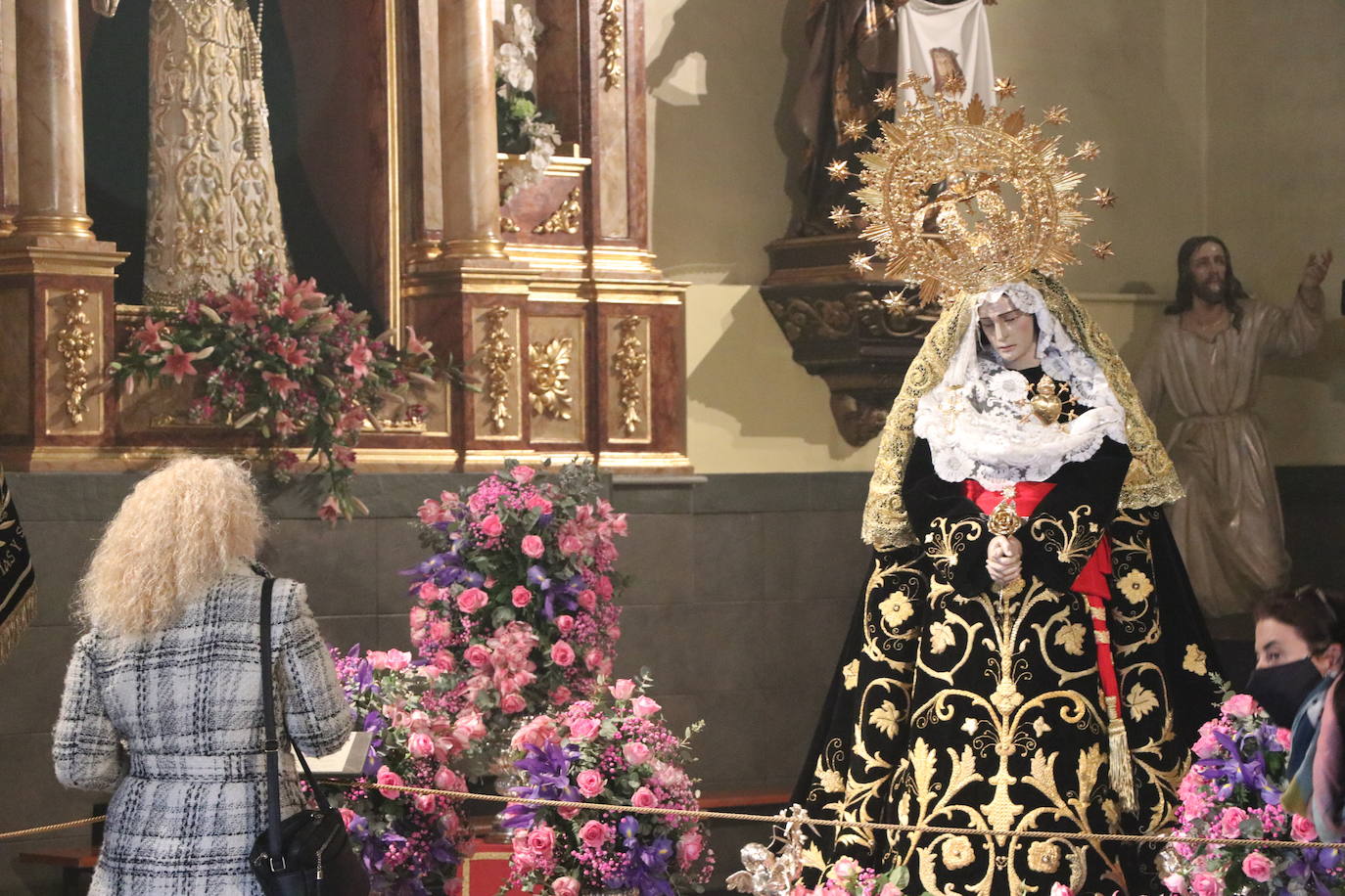 La capilla acoge una pequeña exposición con las tallas que deberían procesionar este Martes Santo.