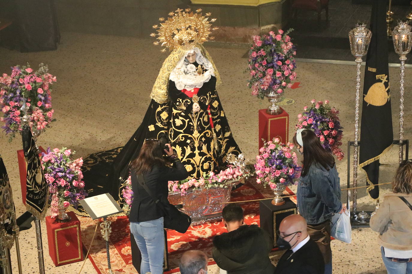 La capilla acoge una pequeña exposición con las tallas que deberían procesionar este Martes Santo.