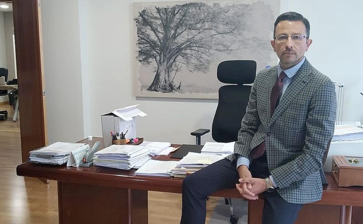 Santiago Pascua, en su despacho profesional.