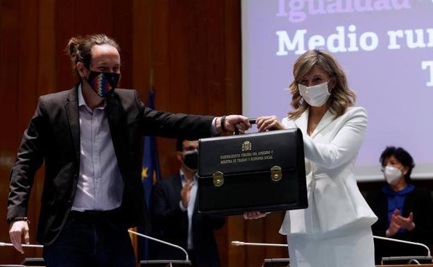 Iglesias entrega la cartera de vicepresidente a Yolanda Díaz.