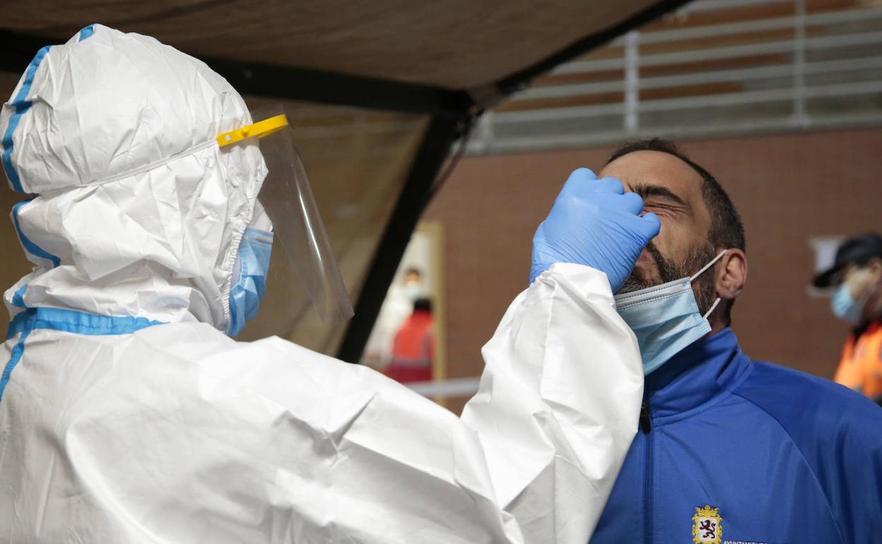 Imagen de un sanitario realizando un test en León.