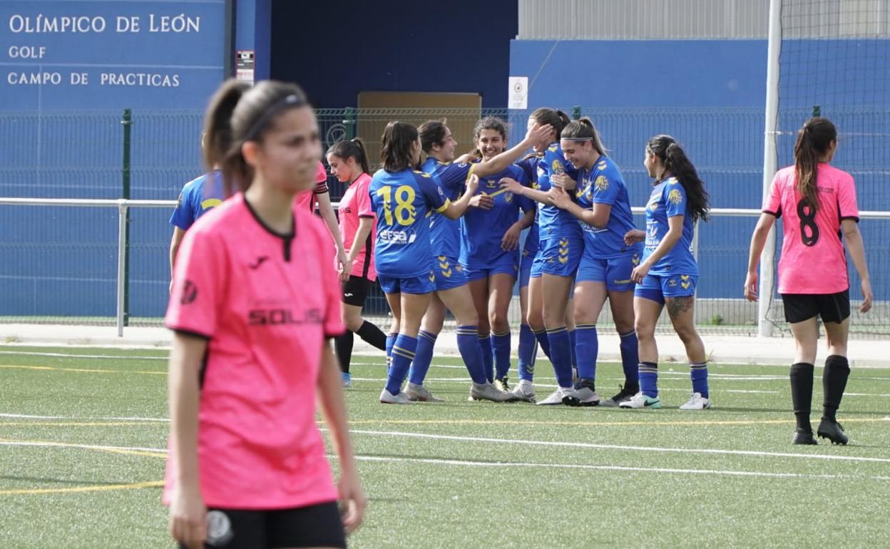 Las jugadoras del Olímpico celebran un gol.