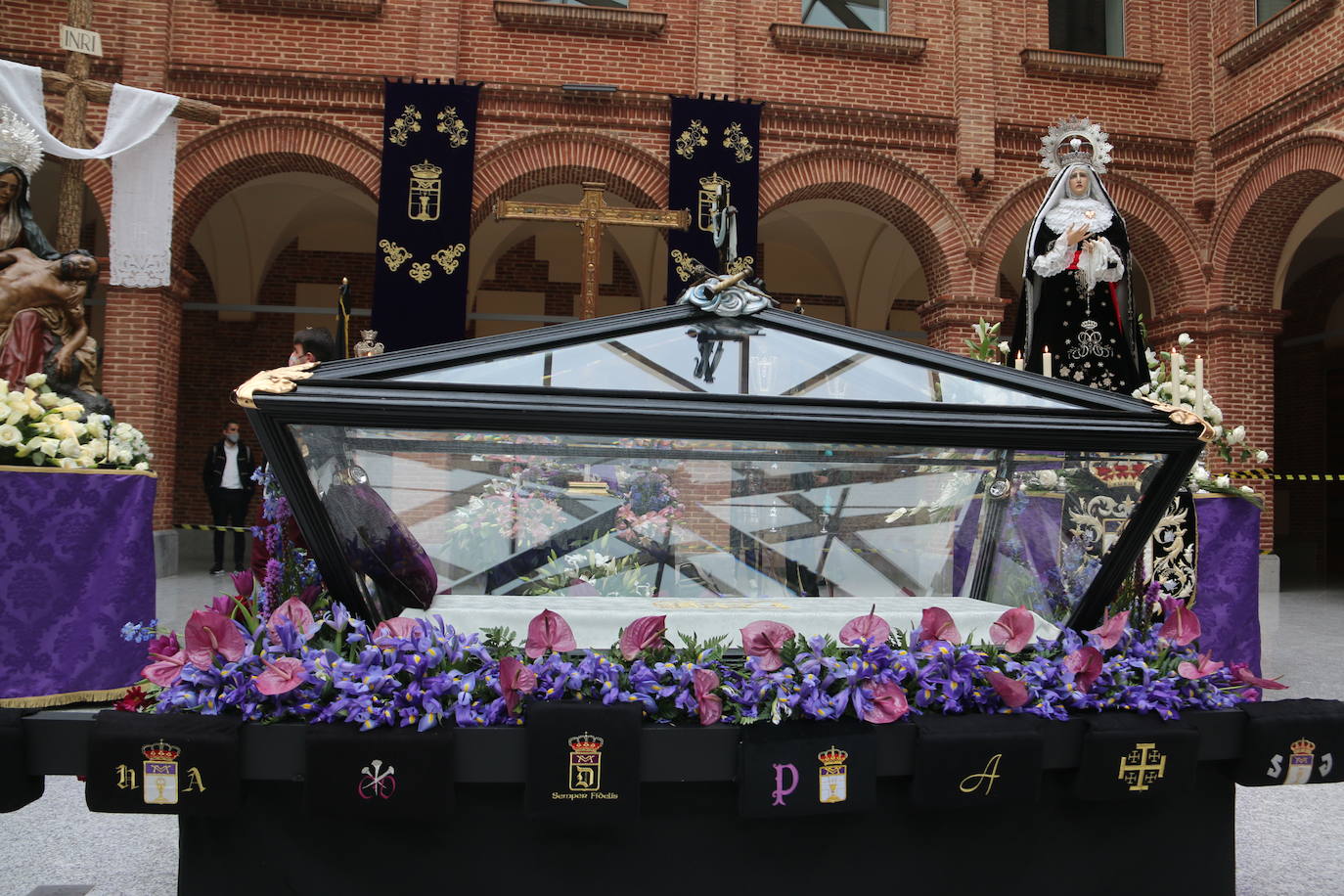 Fotos: Un Santo Entierro diferente pero emotivo