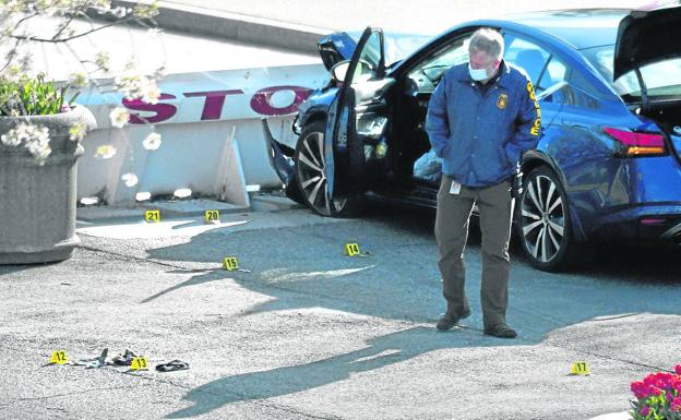 Un oficial de Policía recaba pruebas en el lugar donde se produjo el ataque al Capitolio. 