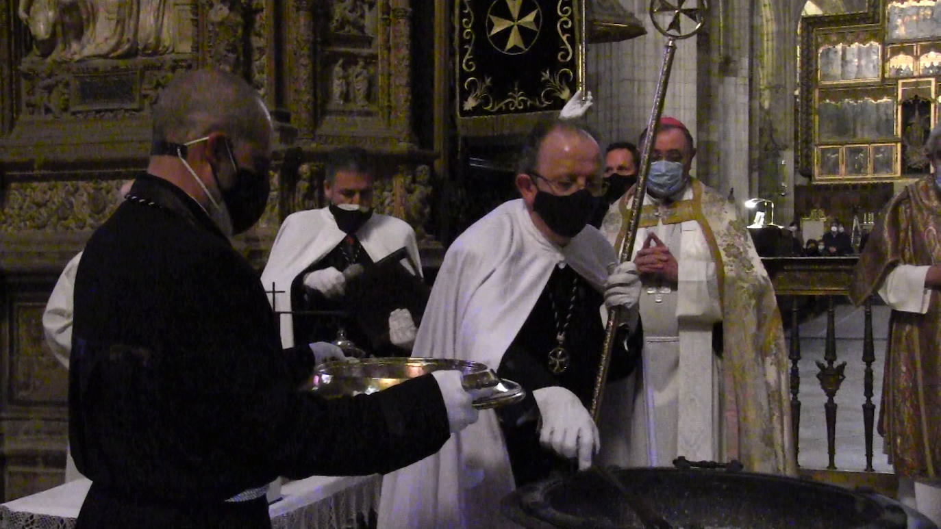 La cofradía ha ofrecido el fuego pascual antes de la celebración de la Vigilía. 