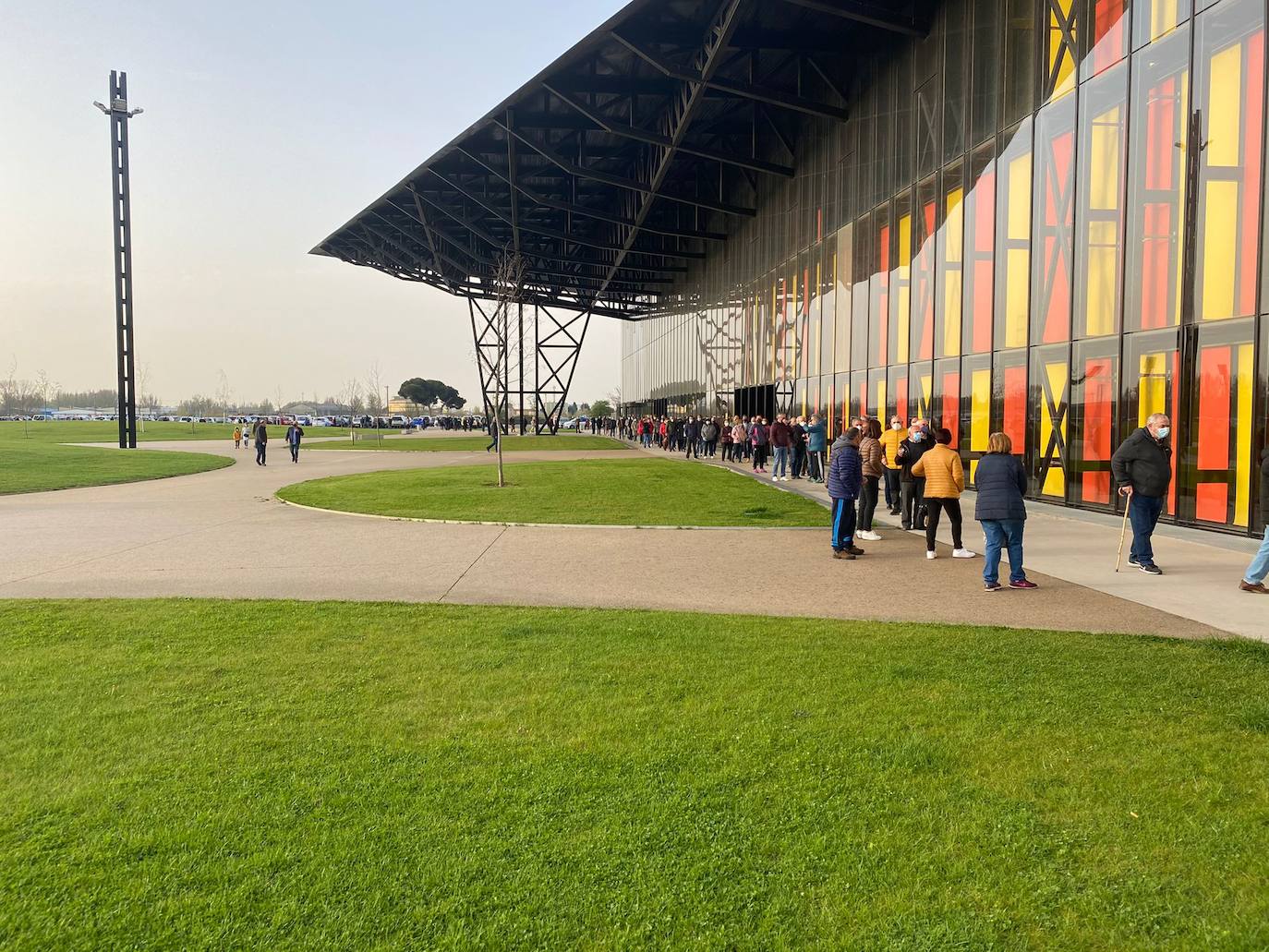 Fotos: Largas colas desde primera hora en León