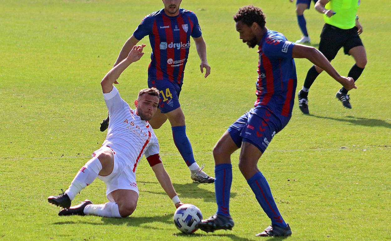 Javi Fernández, en una acción del partido.