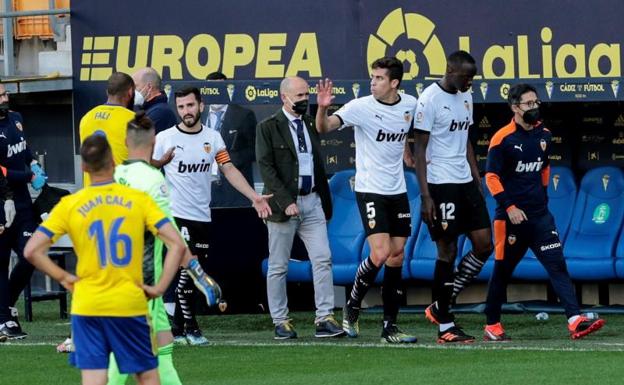 Los jugadores del Valencia, en el momento en que decidieron retirarse del partido. 